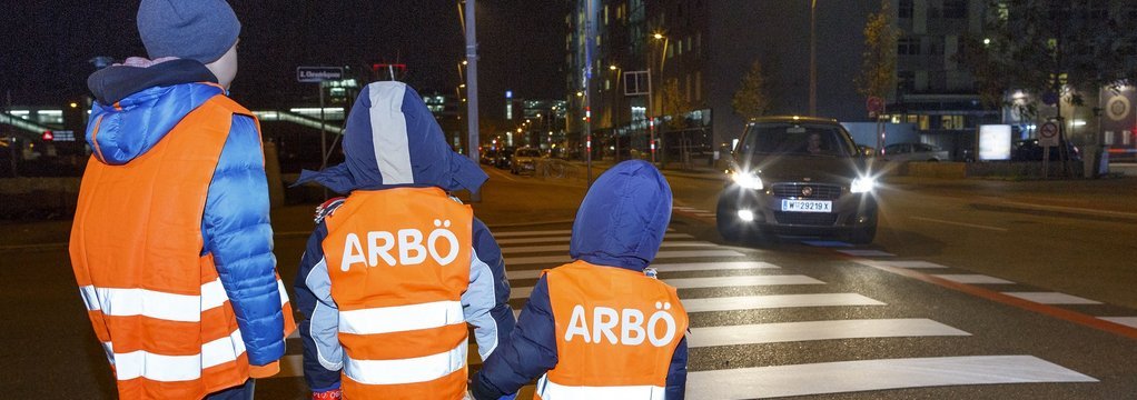 Foto von Kindern in Warnwesten