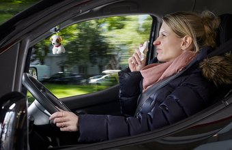 Autolenkerin mit Schnupfen am Steuer