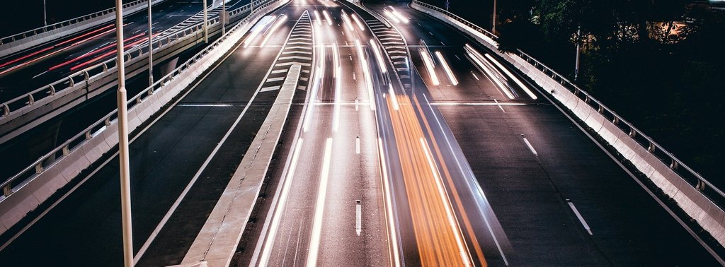 Autobahn bei Nacht