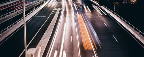 Autobahn bei Nacht