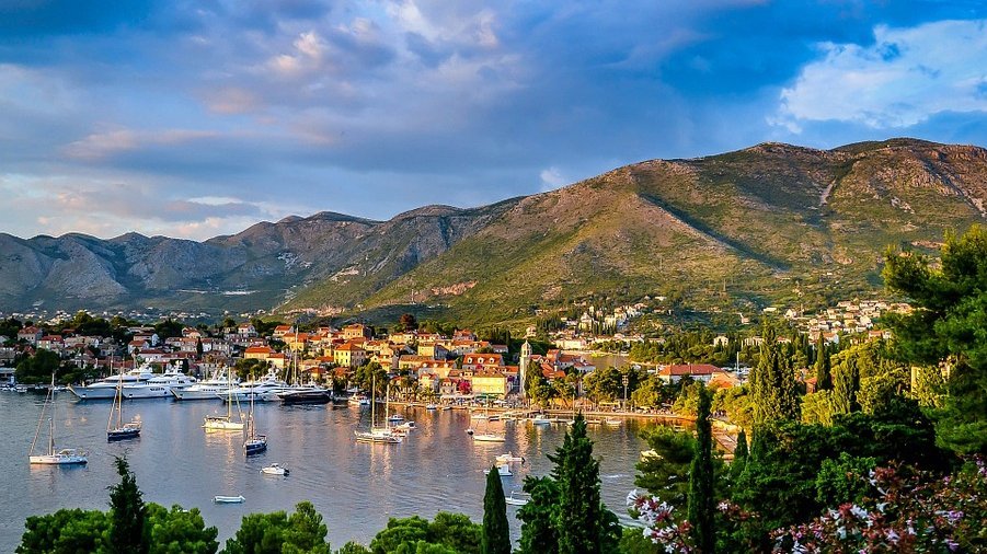 Foto von einem Dorf am Meer an der Montenegrinischen Küste