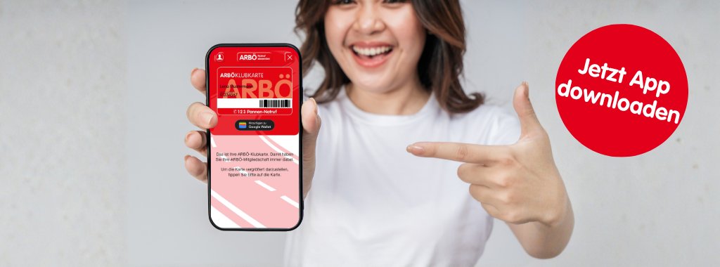 Junge Frau mit Handy auf der ARBÖ-Pannen-App