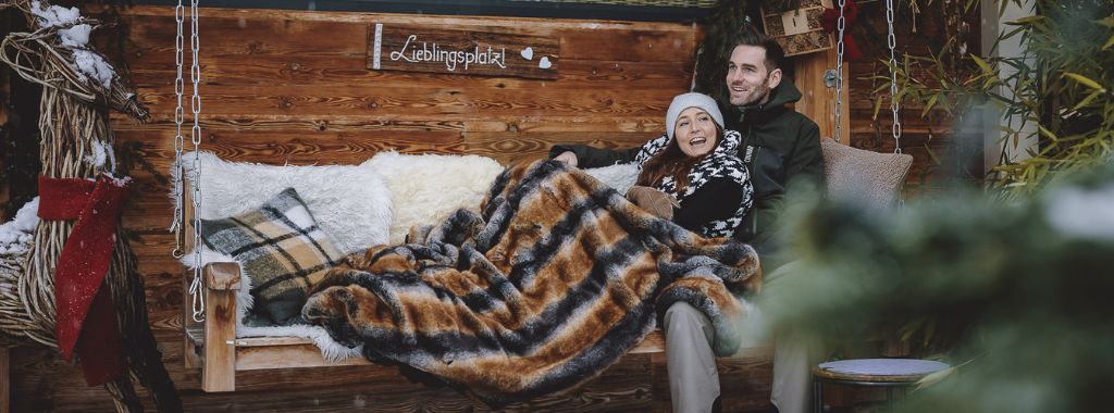 Drohnenfoto auf den Pool des Hotels im Winter