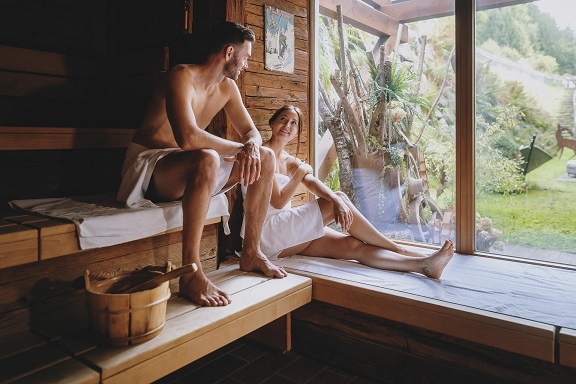 Pärchen isst im Sportresort Alpenblick 