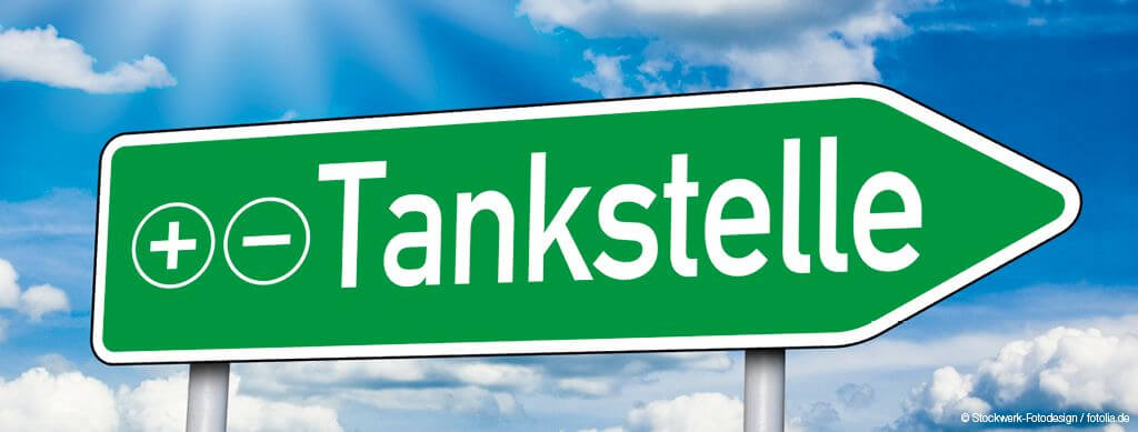 Pfeil, der zu einer E-Tankstelle weist