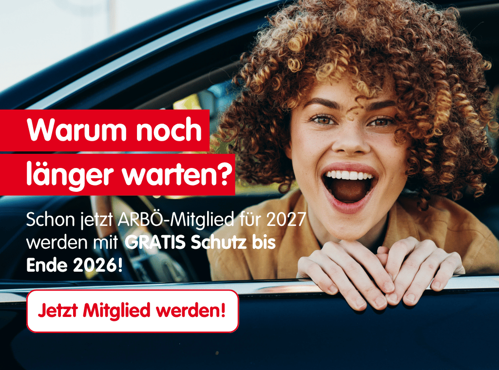 Junge lachende Frau lehnt sich aus einem Autofenster. Daneben steht die Botschaft "Warum noch länger warten? Jetzt ARBÖ-Mitglied werden!"
