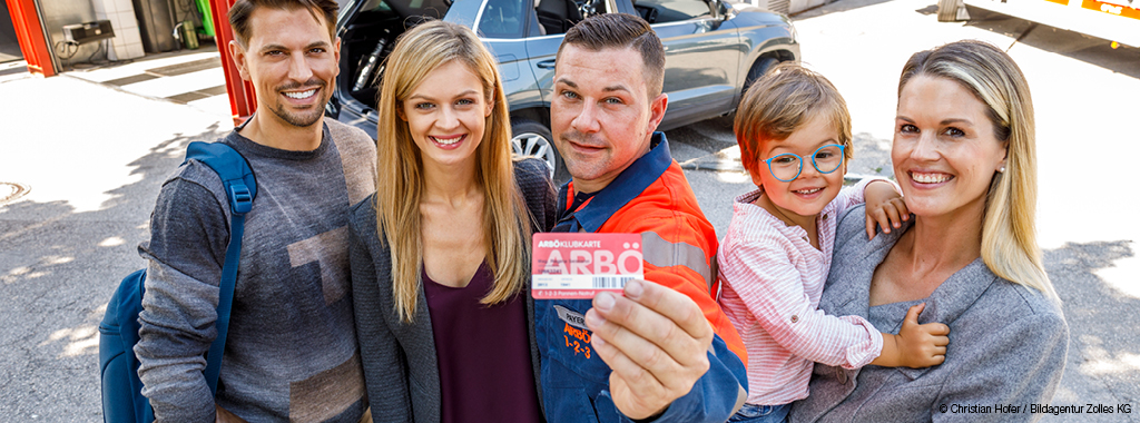 Familie mit ARBÖ-Techniker, der Klubkarte in die Kamera hält. 