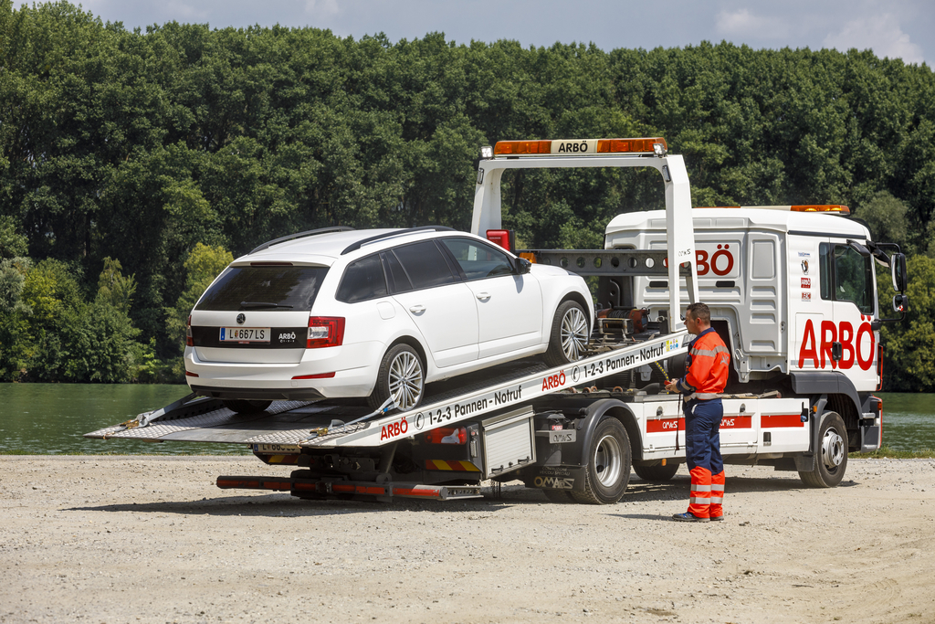 ARBÖ-Techniker mit Abschlepp-Lkw