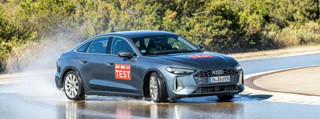 Audi auf nasser Fahrbahn beim Sommerreifentest 2026.
