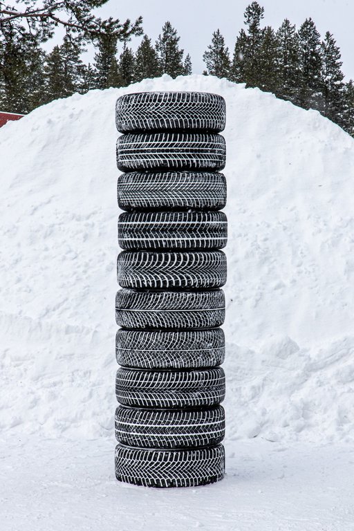 © Daniela Loof Zehn aufgestapelte Winterreifen im Schnee