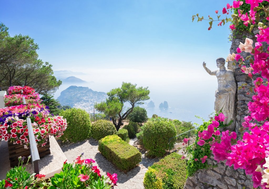 Wunderschöner gepflegter Garten mit einem Meer aus Blumen in Capri
