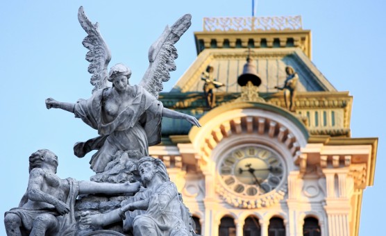Uhrturm und Statue in Triest