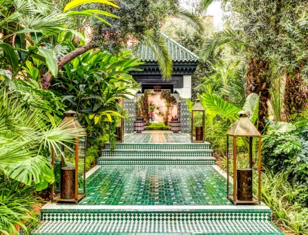 grüner Tempel inmitten der Natur von Marakesch