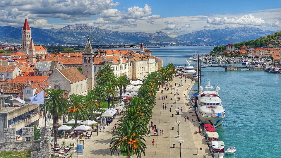 Foto von der Hafenpromenade der Stadt Trogir in Kroatien