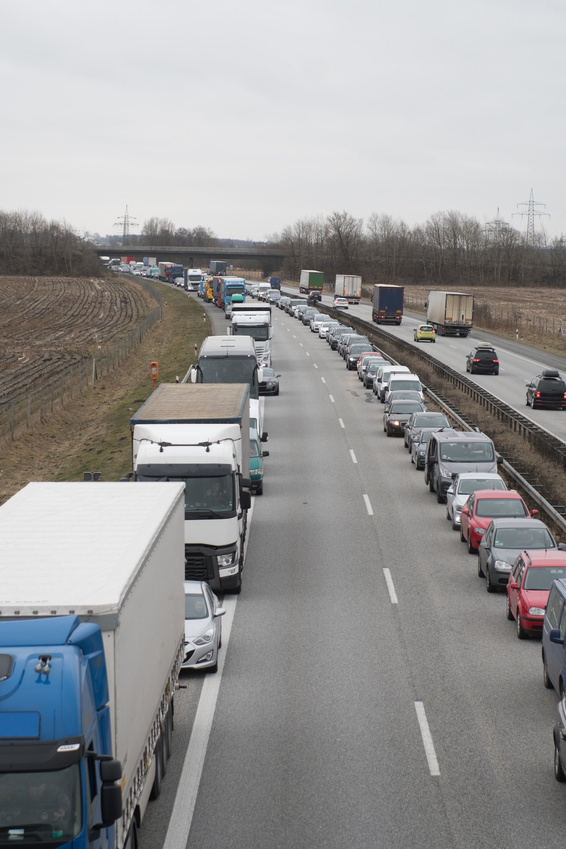 Fahrzeuge bilden eine Rettungsgasse