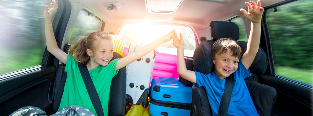 Kinder im Auto, die sich freuen