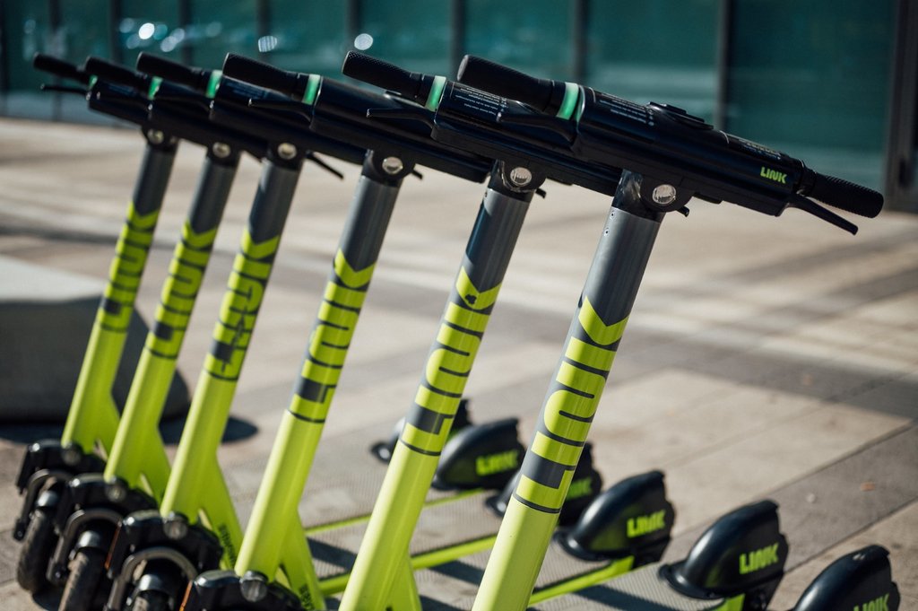 Eine Reihe von E-Scootern