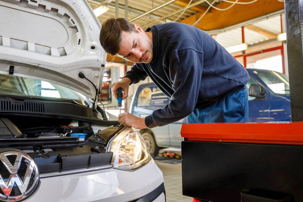 ARBÖ-Techniker überprüft Beleuchtung bei einem Auto